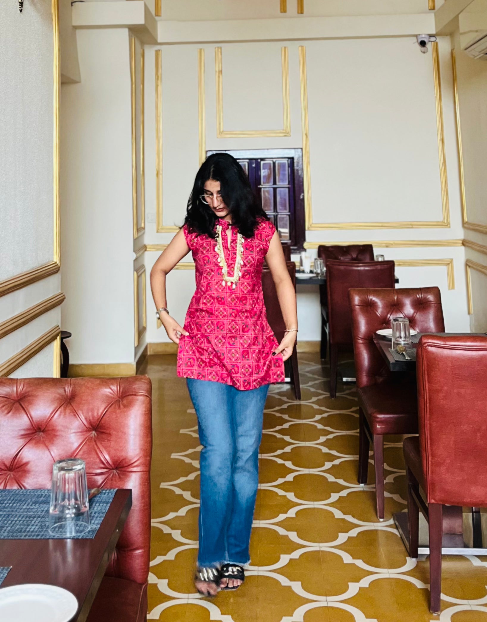 Sleeveless Rani Printed Short Kurti with Shell Lace Detailing