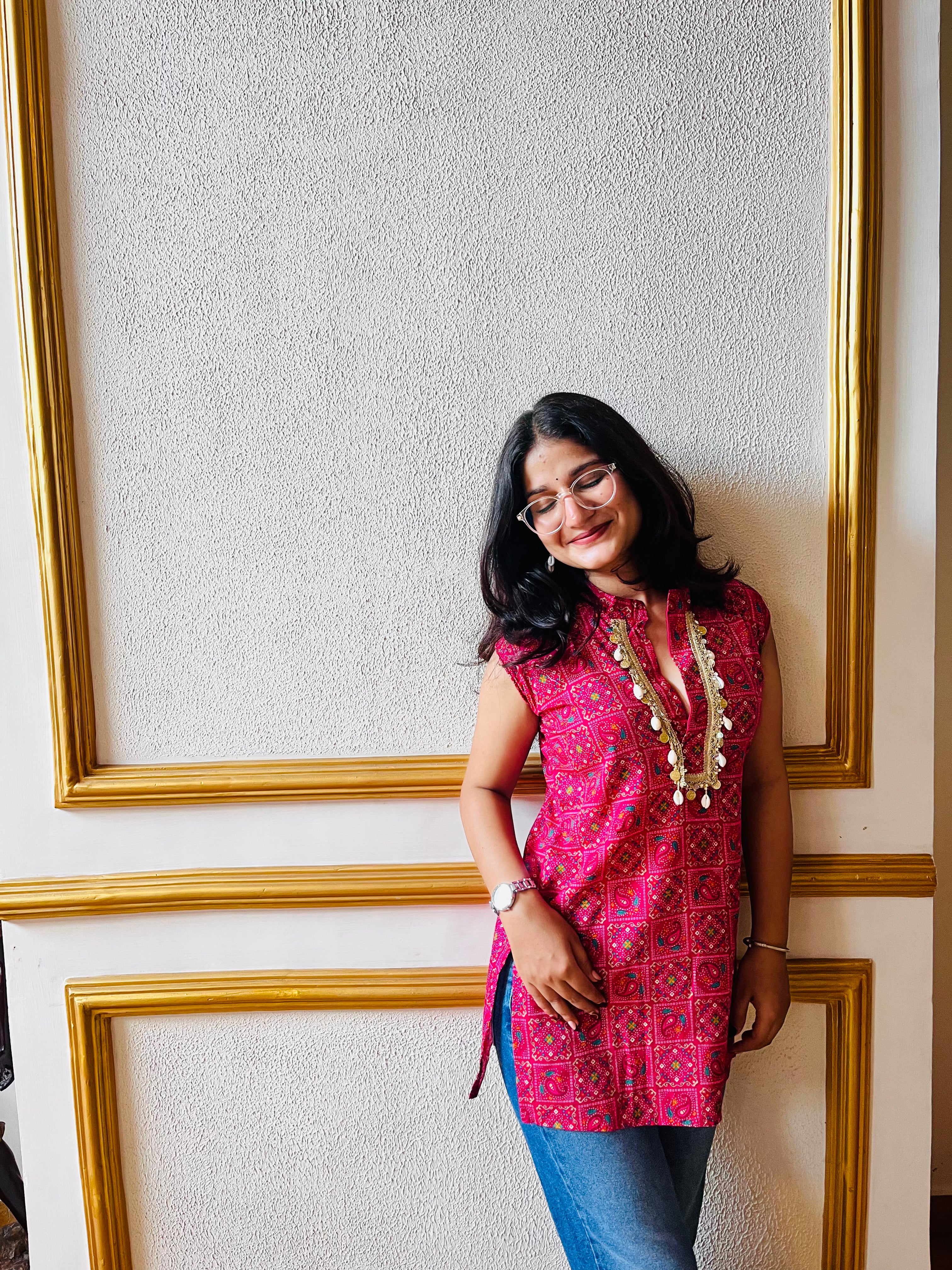 Sleeveless Rani Printed Short Kurti with Shell Lace Detailing