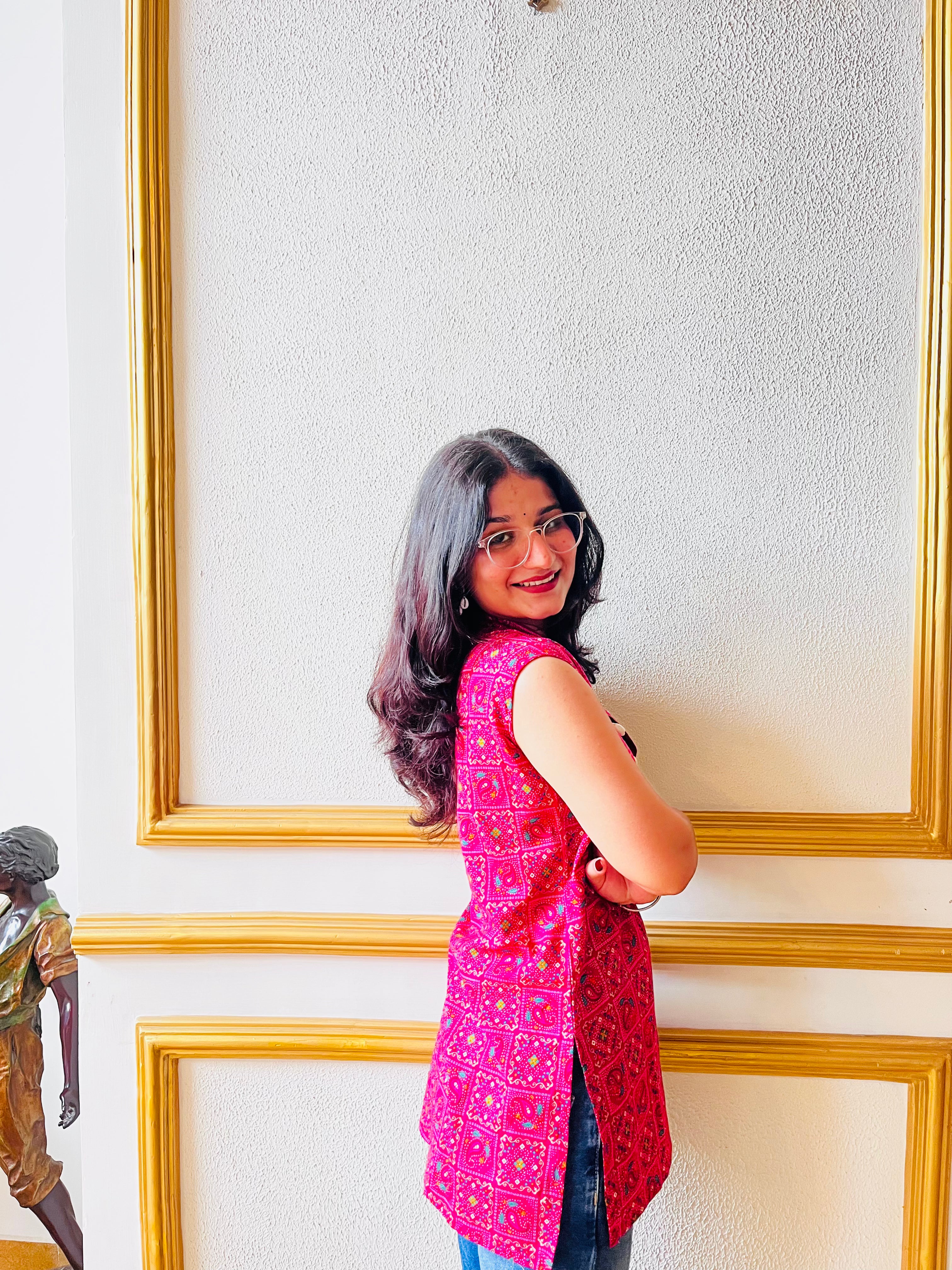 Sleeveless Rani Printed Short Kurti with Shell Lace Detailing