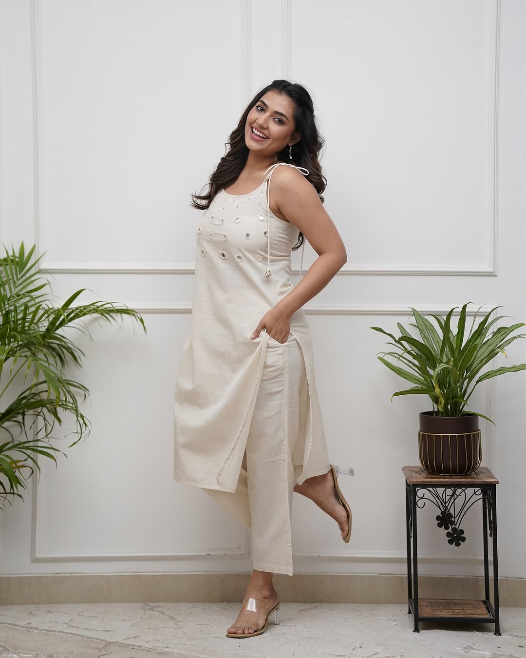 Chic Sleeveless Kurta Set with Subtle Embellishments