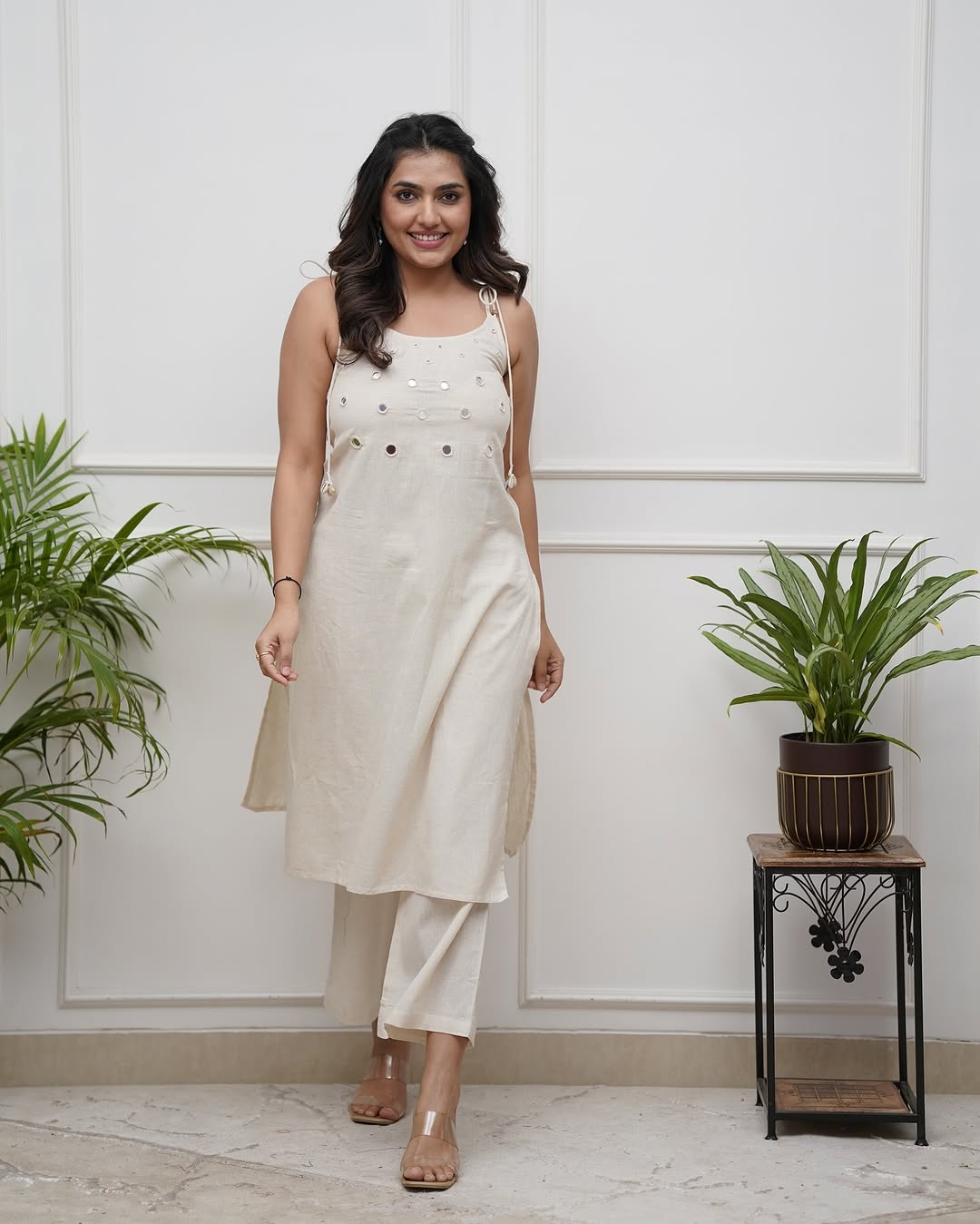 Chic Sleeveless Kurta Set with Subtle Embellishments