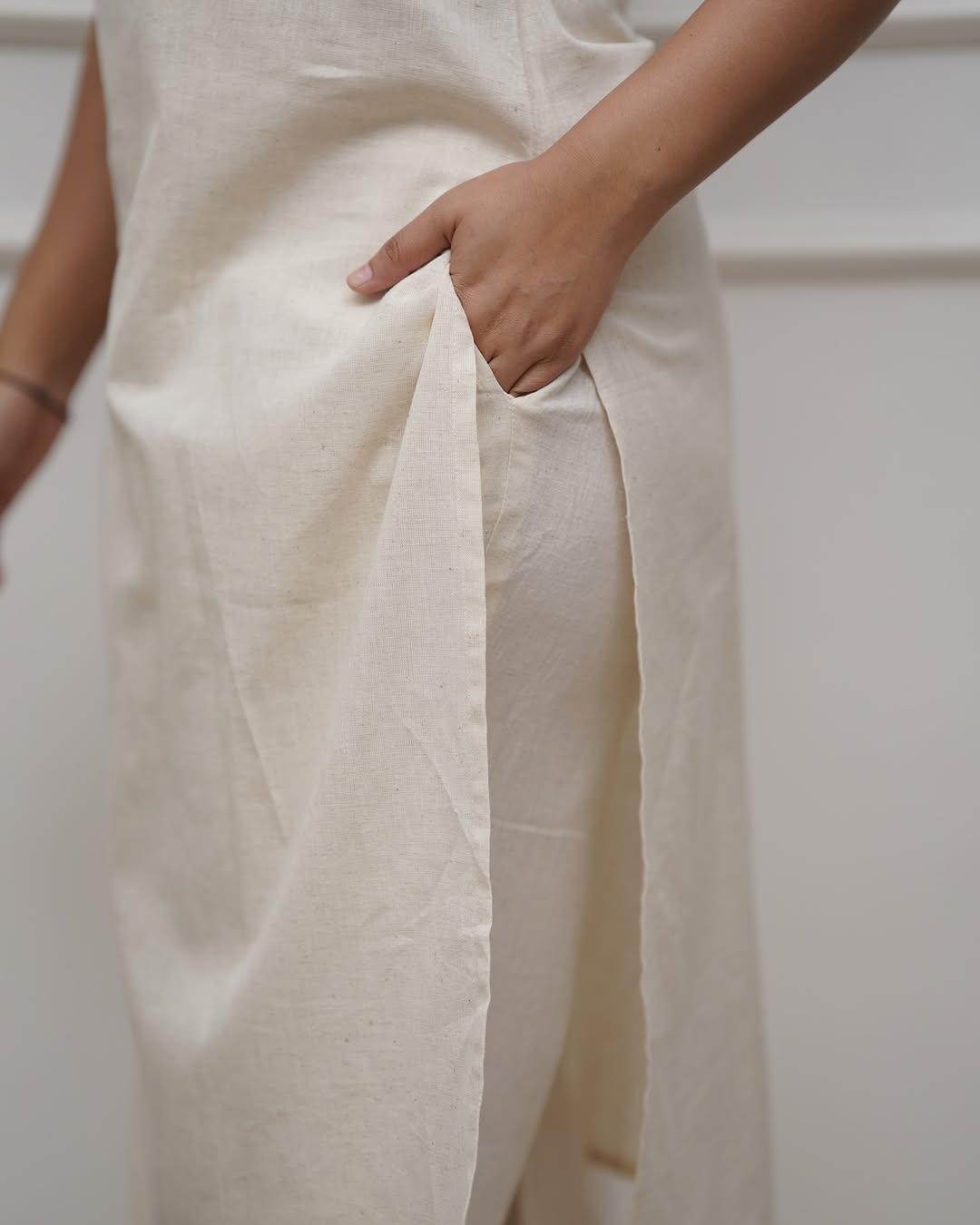 Chic Sleeveless Kurta Set with Subtle Embellishments