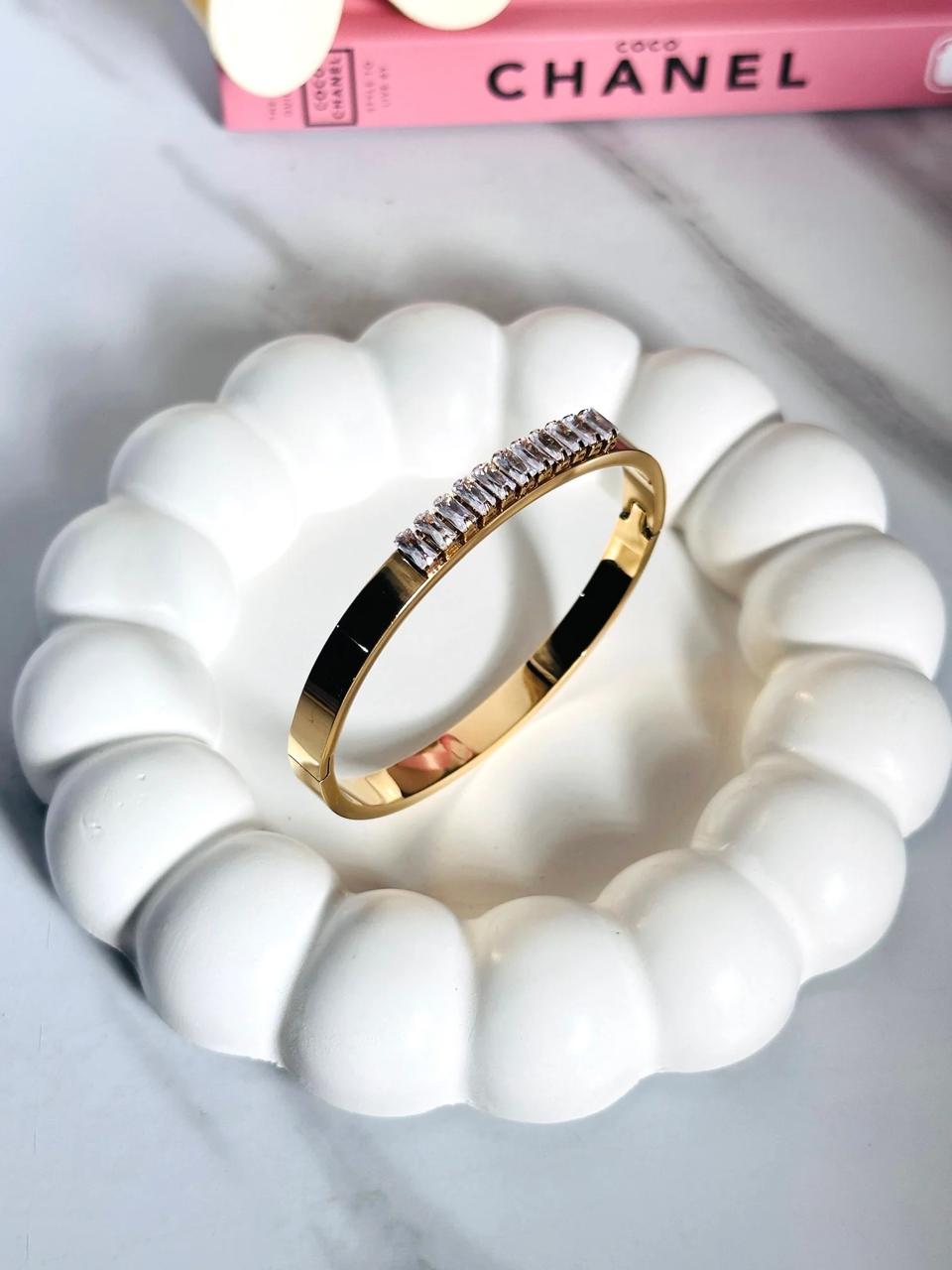 Elegant Golden Bracelet with Diamond Accent
