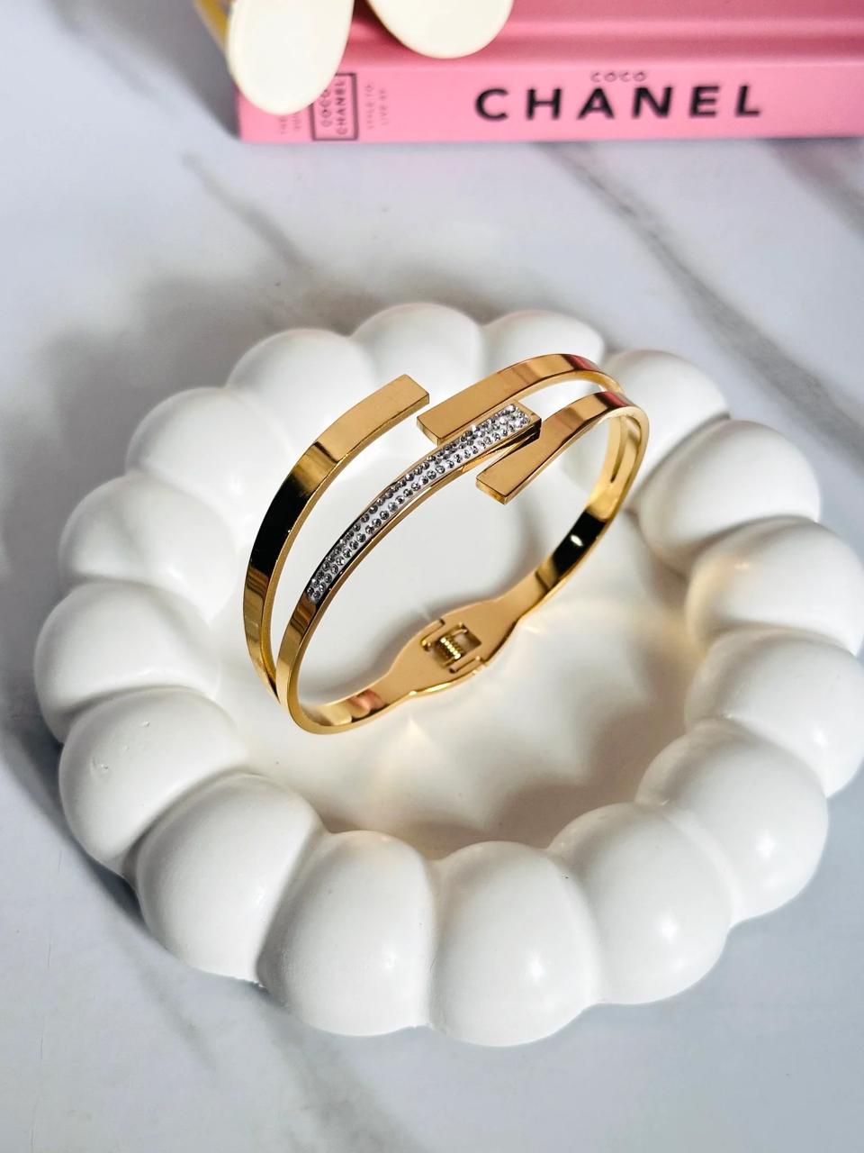 Elegant Golden Bracelet with Diamond Accent