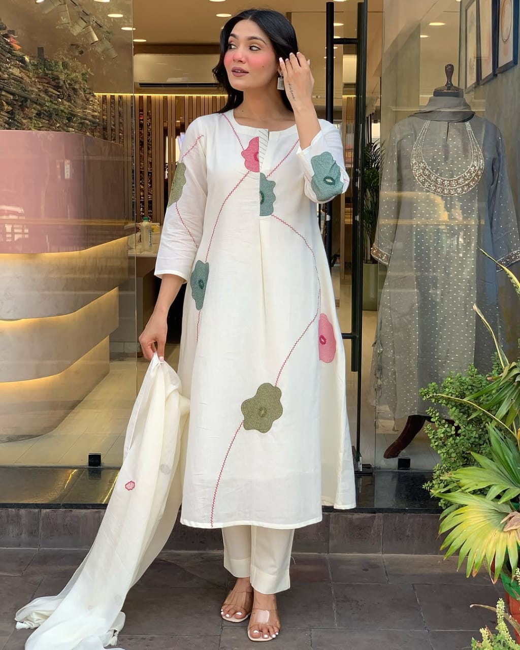 Elegant White Kurta Set with Floral Appliqué