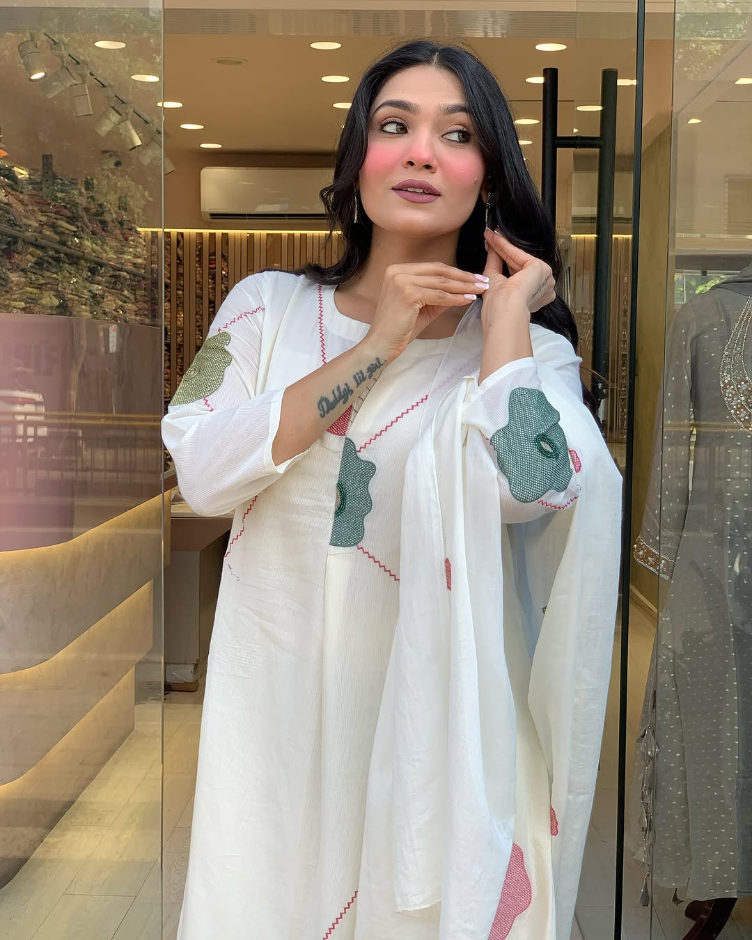 Elegant White Kurta Set with Floral Appliqué