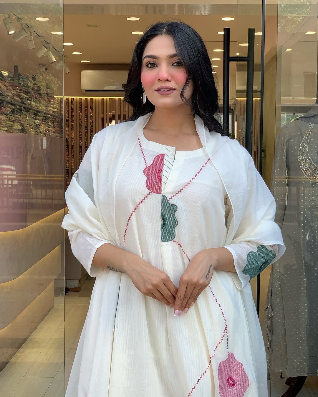 Elegant White Kurta Set with Floral Appliqué