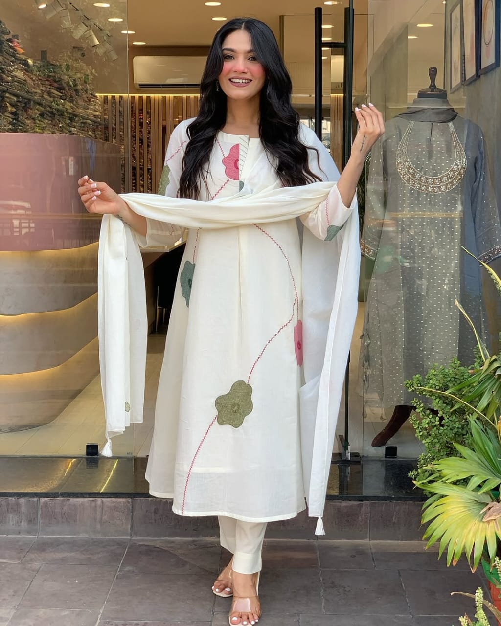 Elegant White Kurta Set with Floral Appliqué