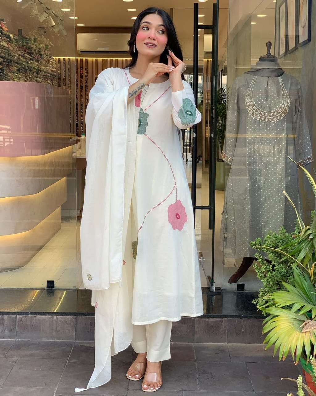 Elegant White Kurta Set with Floral Appliqué