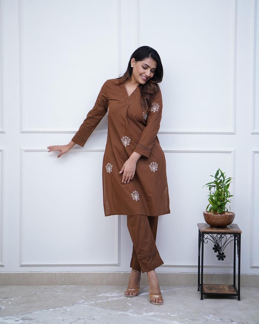 Minimal Embroidered Straight Kurta & Pants Set – Everyday Grace